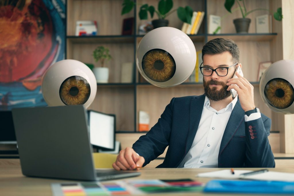 Marketing senzorial online demonstrând integrarea sunetului, mirosului și atingerea digitală pentru experiențe immersive