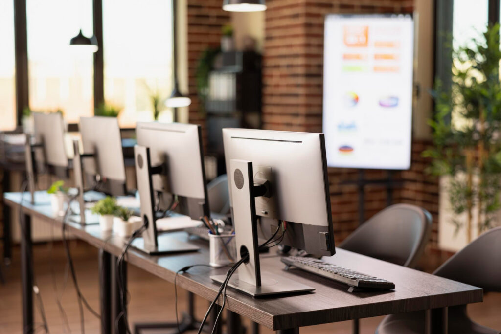 Angajați care folosesc echipamente refurbished office Interlink într-un birou modern