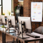 De ce aleg companiile echipamente refurbished office pentru birouri moderne