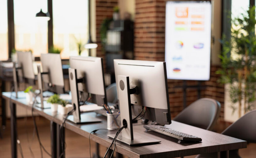 De ce aleg companiile echipamente refurbished office pentru birouri moderne
