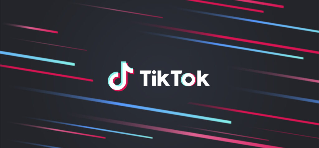 Tânără care filmează un clip TikTok într-un decor urban modern