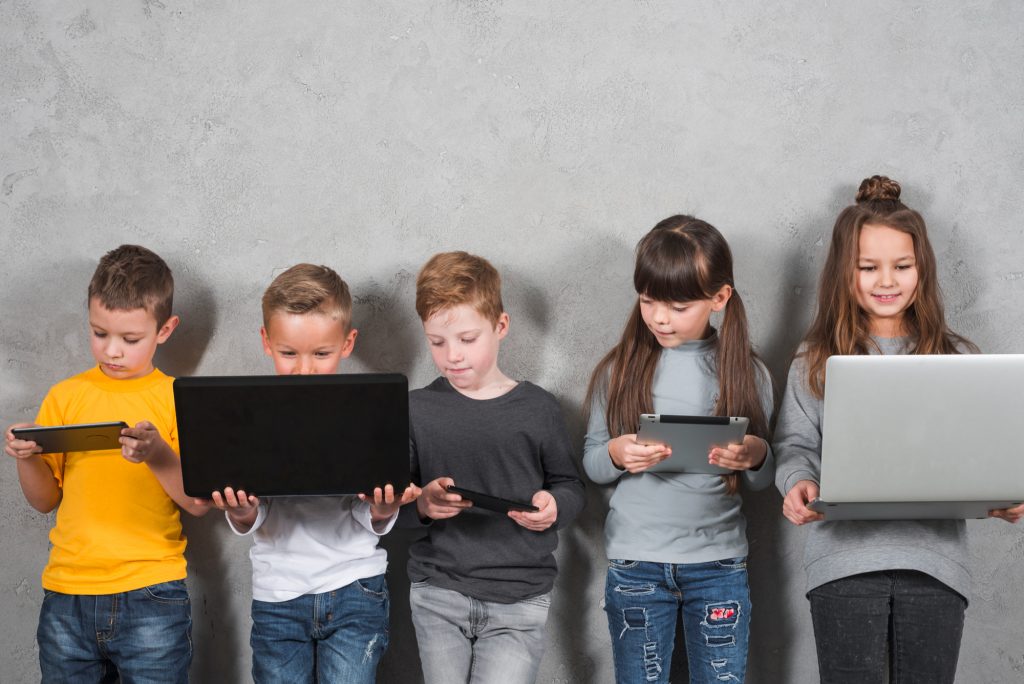 tânăr folosind telefonul și laptopul într-un mediu digital conectat permanent