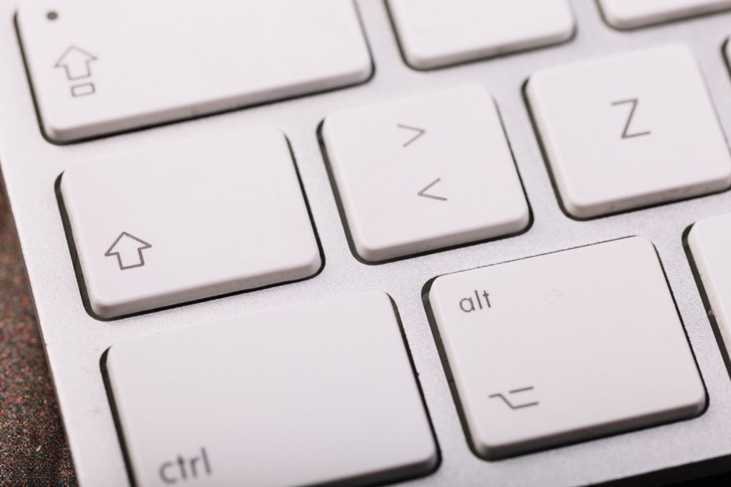 Persoană la laptop încercând să scrie fără să folosească copy-paste
