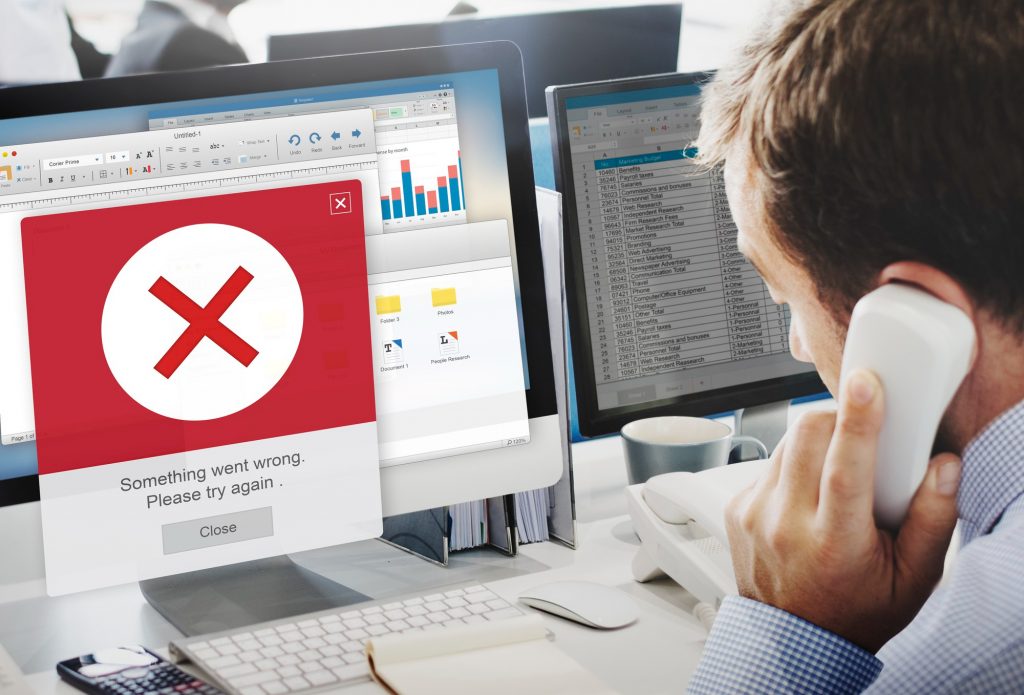 persoană confuză în fața unui calculator care afișează o eroare, atmosferă de început de an