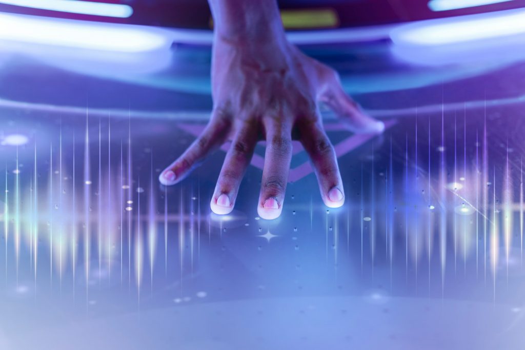 Anul 2026 marchează un punct de cotitură în industrie, iar principalele lansări tech 2026 arată clar direcția în care se îndreaptă tehnologia. De la inteligență artificială integrată în dispozitive până la gadgeturi futuriste prezentate la CES, acest an aduce unele dintre cele mai interesante inovații din ultimii ani. 🤖 AI PC-uri și procesoare inteligente 6 Una dintre cele mai importante lansări tech 2026 este reprezentată de apariția PC-urilor cu inteligență artificială integrată. Noile procesoare AMD Ryzen AI 400 aduc performanță crescută și capabilități AI direct pe dispozitiv, fără a depinde de cloud. Aceste sisteme sunt optimizate pentru aplicații moderne și marchează începutul unei noi generații de calculatoare. De altfel, 2026 este considerat anul în care AI PC-urile devin mainstream și încep să depășească sistemele tradiționale. 📱 Gadgeturi și dispozitive inovatoare 6 Evenimentul CES 2026 a adus unele dintre cele mai spectaculoase lansări tech 2026, inclusiv telefoane pliabile în trei, laptopuri cu ecrane rulabile și dispozitive wearable inteligente. Pe lângă acestea, smart glasses și dispozitivele purtabile devin din ce în ce mai populare, oferind funcții bazate pe AI și monitorizare avansată a sănătății. Aceste gadgeturi arată clar că tehnologia devine tot mai personală și integrată în viața de zi cu zi. 🏠 Smart home și roboți inteligenți 7 Un alt segment important din lansări tech 2026 este cel al locuințelor inteligente. Dispozitivele smart home devin tot mai avansate, iar roboții autonomi sunt capabili să execute sarcini complexe în casă. De exemplu, la CES au fost prezentate frigidere inteligente care pot analiza conținutul și roboți capabili să urce scări și să curețe eficient întreaga locuință. Aceste tehnologii transformă modul în care interacționăm cu spațiul personal. 🚀 Tendințe majore în tehnologie 2026 Pe lângă produse concrete, lansările tech 2026 evidențiază câteva direcții importante. Inteligența artificială este prezentă în aproape orice dispozitiv, de la PC-uri până la electrocasnice. În același timp, dezvoltarea hardware accelerează pentru a susține aceste aplicații, iar companii mari investesc masiv în cipuri dedicate AI și infrastructură performantă. Toate aceste schimbări indică faptul că tehnologia devine mai inteligentă, mai rapidă și mai integrată ca niciodată. 💡 Ce înseamnă lansările tech 2026 pentru utilizatori Pentru utilizatorii obișnuiți, aceste lansări tech 2026 înseamnă dispozitive mai rapide, mai eficiente și mai ușor de folosit. AI-ul automatizează multe sarcini, iar gadgeturile devin din ce în ce mai intuitive. În același timp, aceste inovații vin și cu provocări, precum securitatea datelor și confidențialitatea, aspecte tot mai discutate în 2026. 🎯 Concluzie despre lansări tech 2026 În concluzie, cele mai importante lansări tech 2026 arată clar că viitorul este dominat de inteligența artificială și de integrarea tehnologiei în viața de zi cu zi. De la AI PC-uri și gadgeturi inovatoare până la smart home și roboți autonomi, anul 2026 redefinește modul în care folosim tehnologia. Aceste lansări tech 2026 nu sunt doar simple upgrade-uri, ci schimbări reale care vor influența următorii ani.